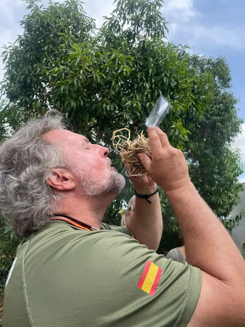 Demostración de encendido con una lente sobre yesca