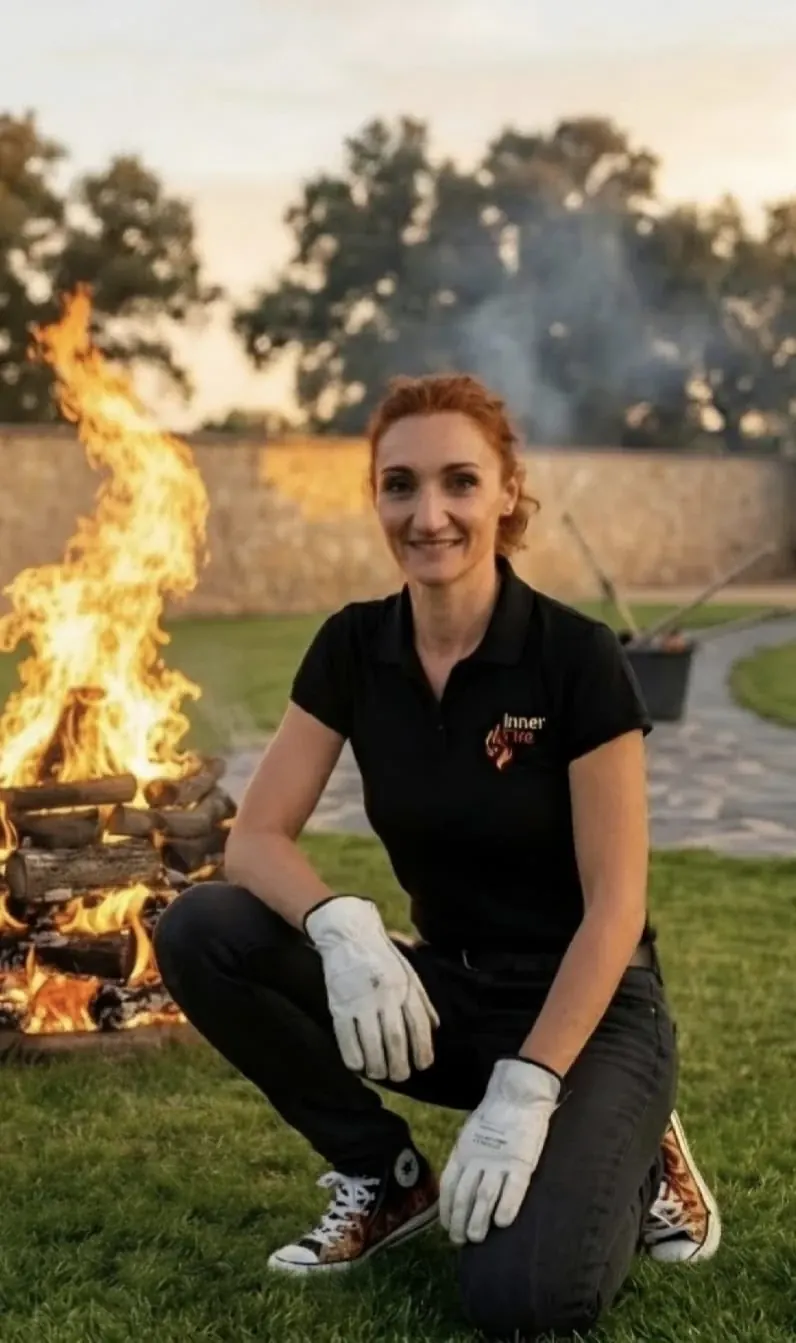 Fuego, Ainhoa de Paz, junto a una hoguera